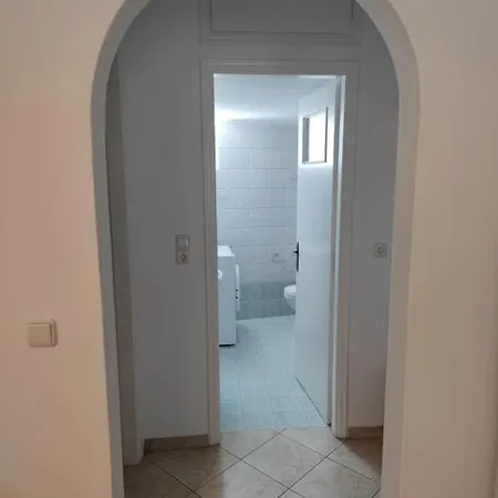 Nianiari House *